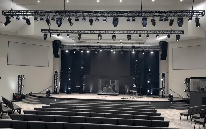Professional moving head spots and profile fixtures for large church auditorium stage lighting