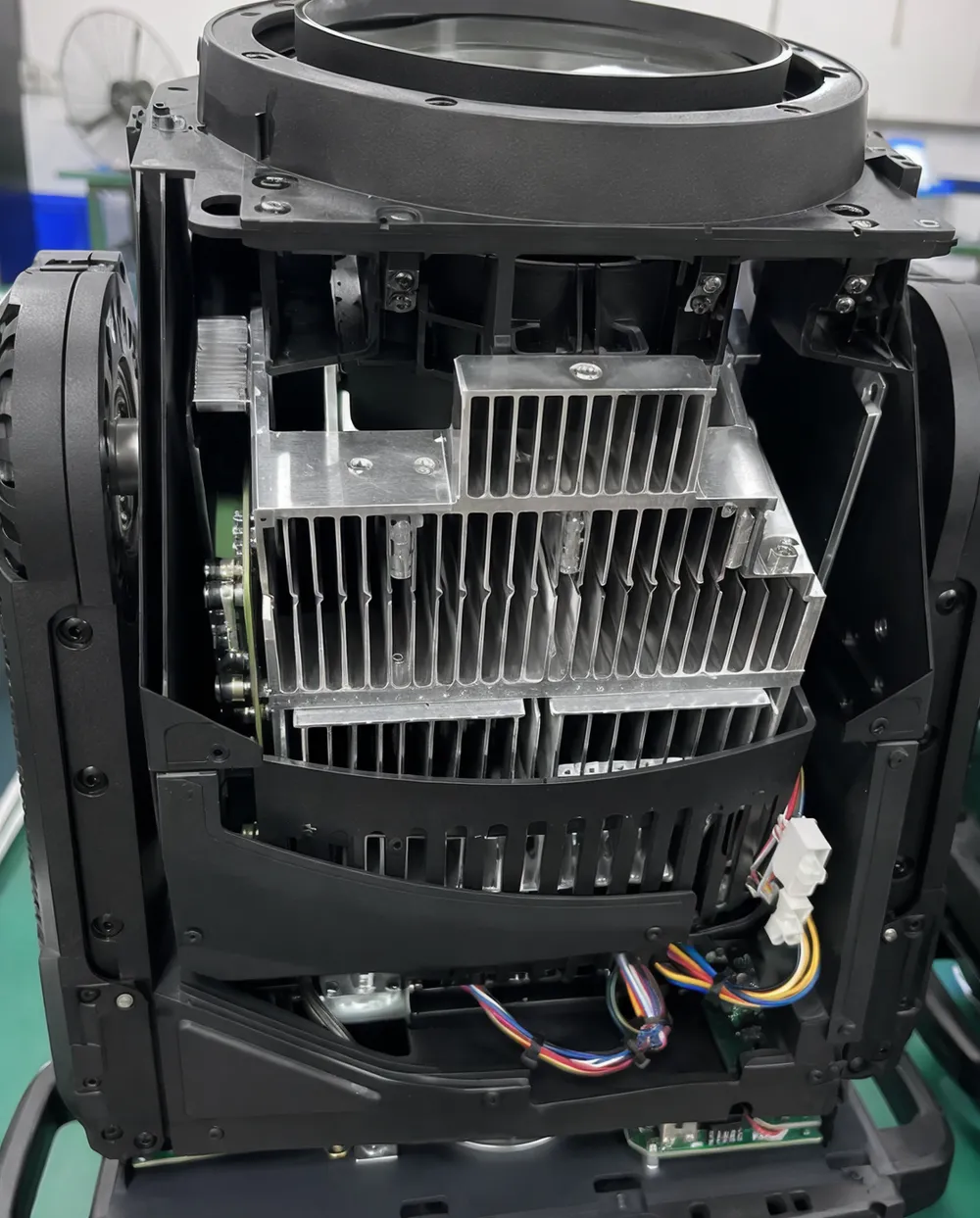 Finned aluminum heat sink assembly with forced-air cooling channels in GDMonkey professional church lighting moving head