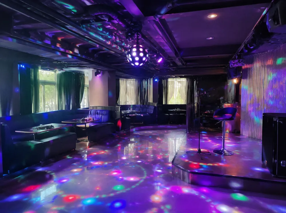 LED disco DJ lights project installation in hotel entertainment space