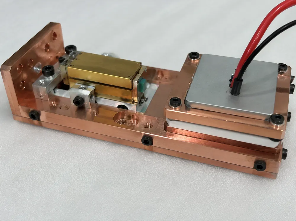 Copper sub-mount with thermoelectric cooling on DPSS green laser module