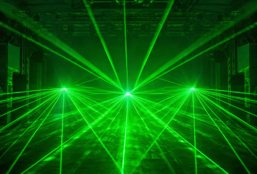 532nm green laser DJ light projecting sharp beams through stage haze