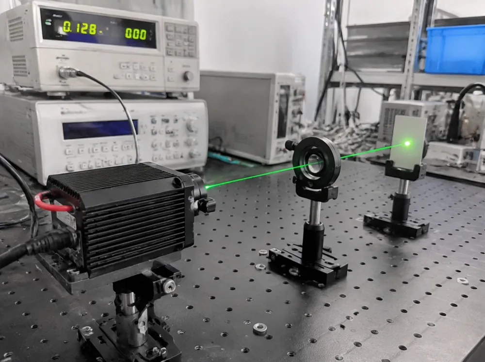 Laser diode output verification on optical bench during incoming inspection