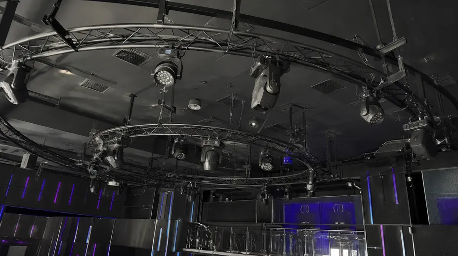 Permanent truss lighting installation in nightclub with concealed cable management