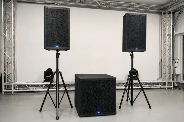 2x powered 12-inch speakers and 15-inch subwoofer with Class D amplification