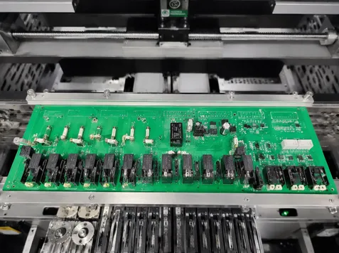 Surface-mount PCB assembly for gigbar power distribution with channel fuses and surge protection