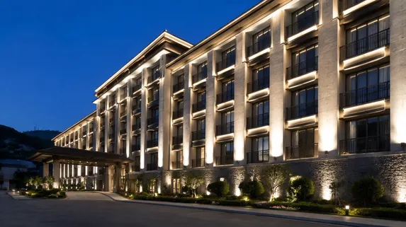 Outdoor architectural lighting installation on hotel facade with IP65-rated fixtures