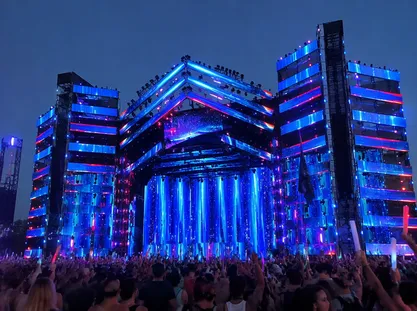 IP65-rated LED DJ pixel bar for outdoor stage installations