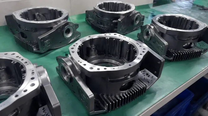 Die-cast aluminum housing with CNC machined mounting surfaces for beam fixtures