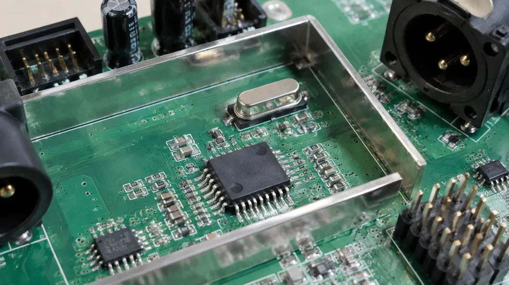Dedicated DMX decoder IC mounted on PCB with shielded signal path