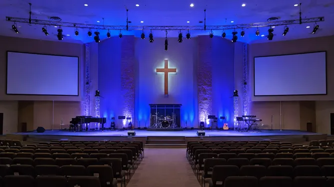 Stage lighting design for a large church sanctuary with front wash and atmospheric color