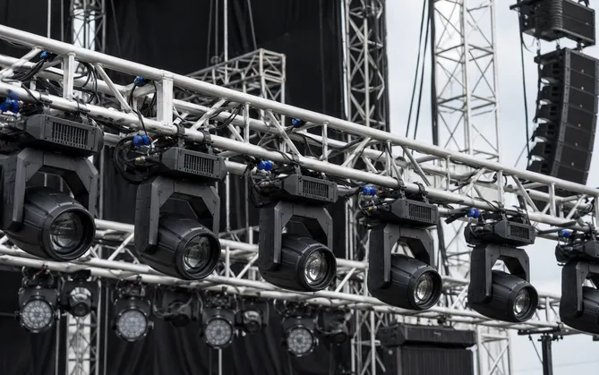 Concert stage lighting high-output fixtures on truss systems for touring rigs