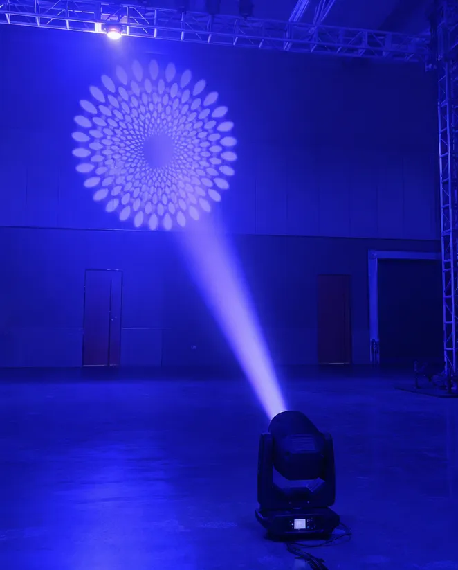 Moving head spotlight producing a defined beam with gobo projection