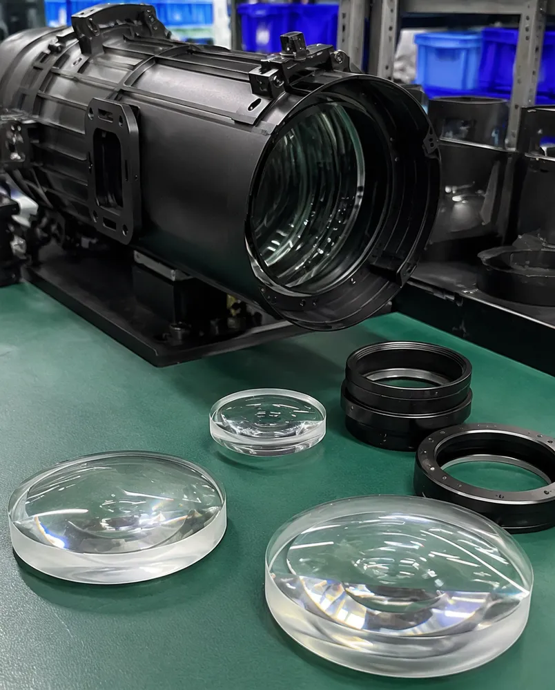 Borosilicate glass condenser and objective lenses in theatre profile spotlight optical assembly