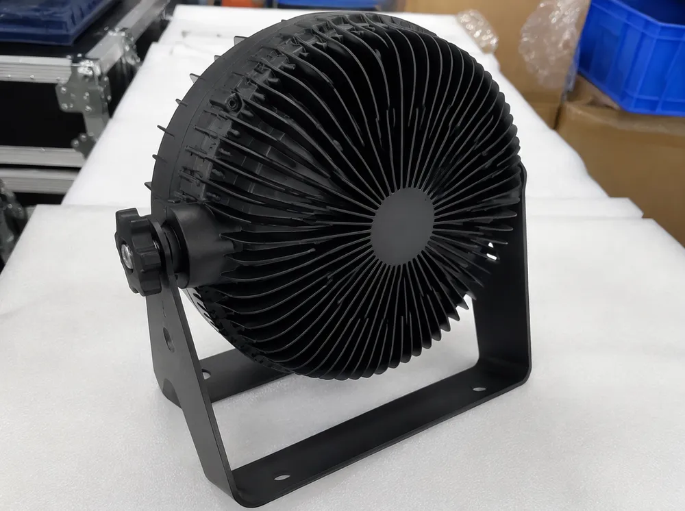 18×18W PAR fixture showing radial-fin heatsink design with 0.8mm fin spacing for passive thermal management